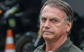 Bolsonaro deixa hospital e cumprirá prisão domiciliar
